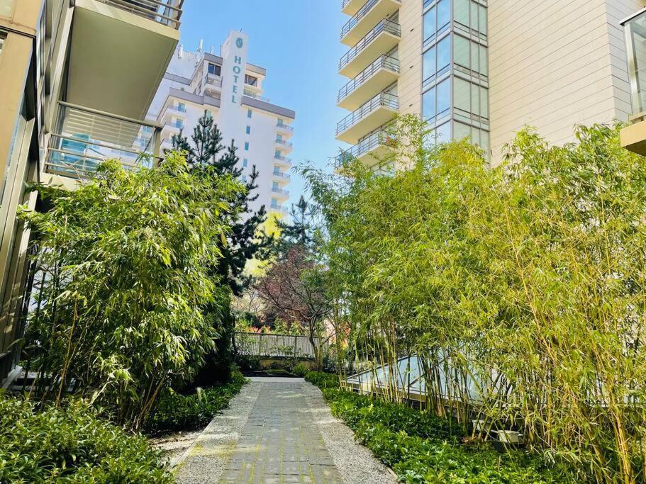 Spacious Downtown 2 Bedroom Condo With Pool And Air Conditioning Victoria Exteriör bild