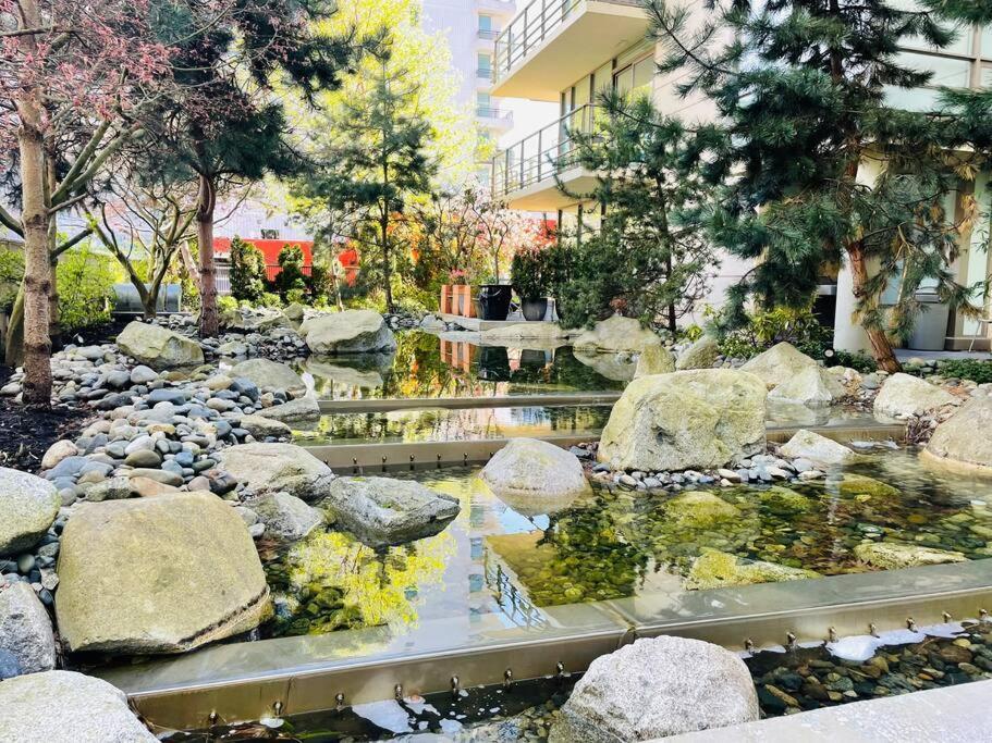 Spacious Downtown 2 Bedroom Condo With Pool And Air Conditioning Victoria Exteriör bild