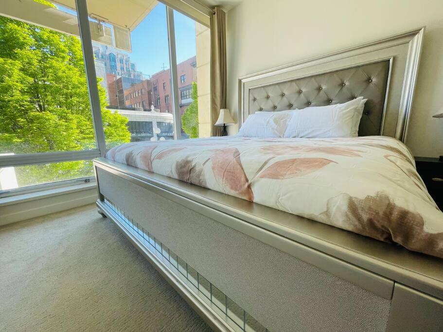 Spacious Downtown 2 Bedroom Condo With Pool And Air Conditioning Victoria Exteriör bild