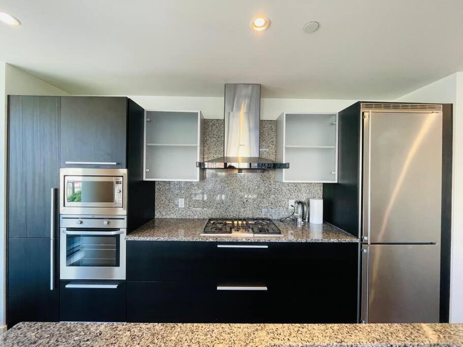 Spacious Downtown 2 Bedroom Condo With Pool And Air Conditioning Victoria Exteriör bild