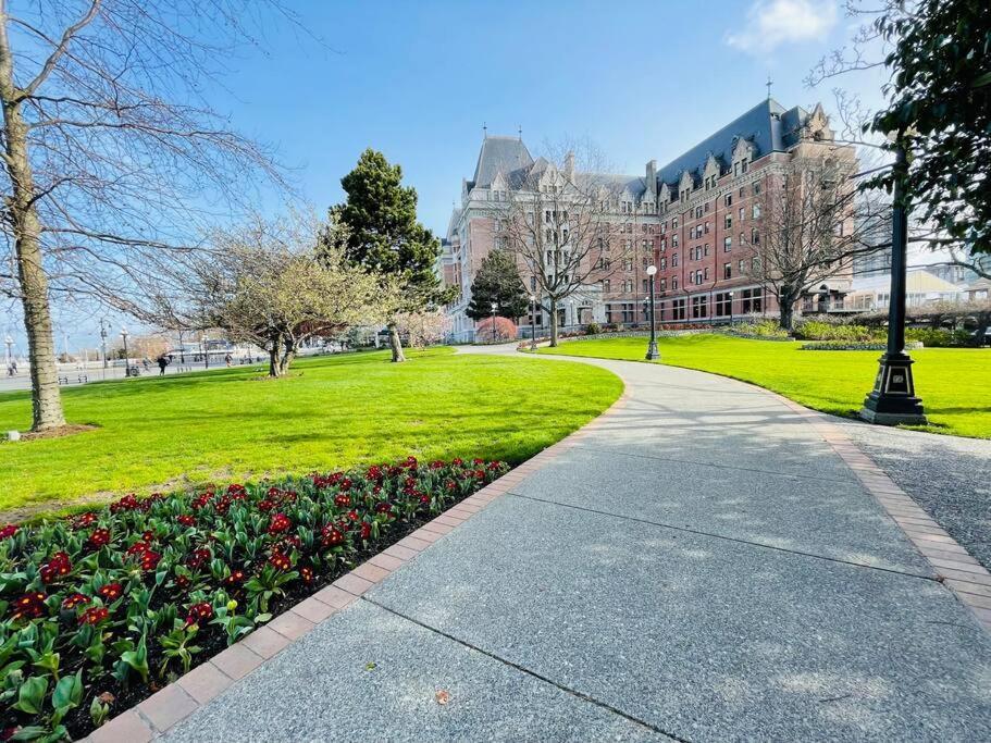 Spacious Downtown 2 Bedroom Condo With Pool And Air Conditioning Victoria Exteriör bild