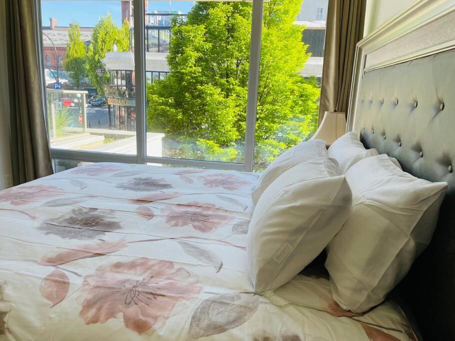 Spacious Downtown 2 Bedroom Condo With Pool And Air Conditioning Victoria Exteriör bild