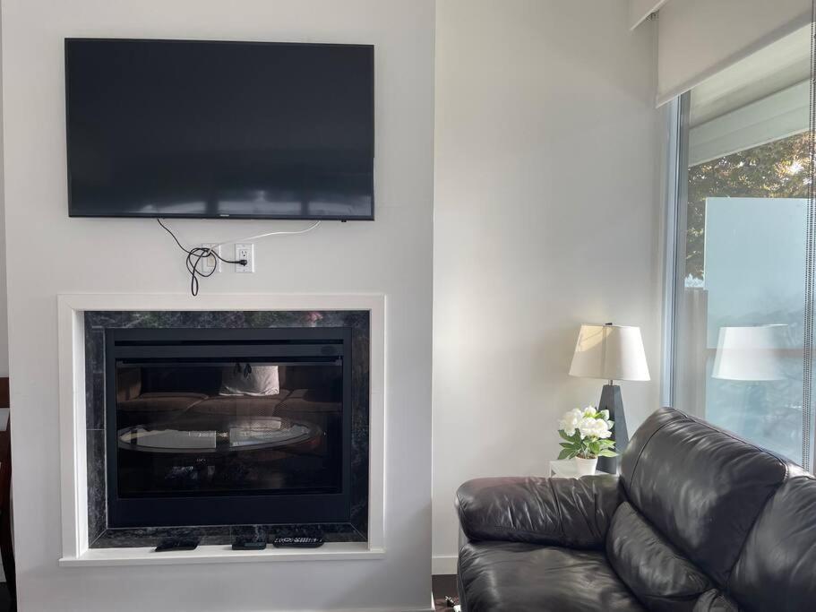 Spacious Downtown 2 Bedroom Condo With Pool And Air Conditioning Victoria Exteriör bild